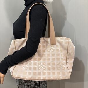 8902 CHANEL Neutral Ligne Tote- Rank AB